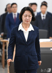 [국감] 선서문 들고 이동하는 추미애