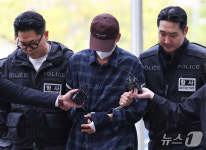 '장모 살해·아내 납치' 20대 남성 법원 출석
