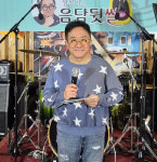 코미디언 김형진, 58세에 결혼…