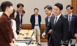 기자들과 인사하는 강훈식 비서실장과 임광현 신임 비서실장