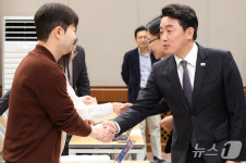 기자들과 인사하는 강훈식 비서실장과 임광현 신임 비서실장