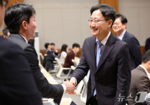 기자들과 인사하는 임광현 신임 대통령비서실장