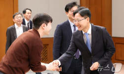 기자들과 인사하는 임광현 신임 대통령비서실장