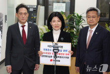 헌재 찾은 이진숙…국감 제척 의결 효력정지 신청