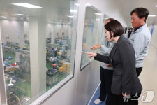 한국콜마 세종 공장 둘러보는 이소영 중기부 장관