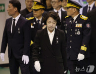 고(故) 김진석 소방위 영결식 참석하는 추미애