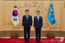 이재명 대통령, 김지용 중수청장에게 임명장 수여