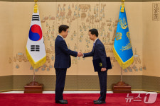 김지용 중수청장에게 임명장 수여하는 이재명 대통령