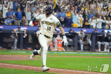 MLB 밀워키, 월드시리즈 2연승…탬파베이에 5-4 뒤집기