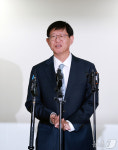 질문에 답하는 최길수 특별감찰관