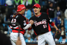 KIA, PO 1차전 5대1 승리