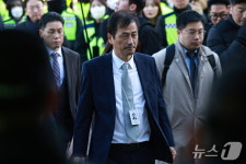 선관위 특검, 핸드볼경기장 진입…투표지 검증 착수