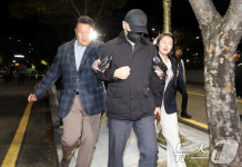 증인신문 후 법원 나서는 장윤기 아버지