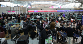인천공항 네트워크 장애로 발 묶인 여행객들