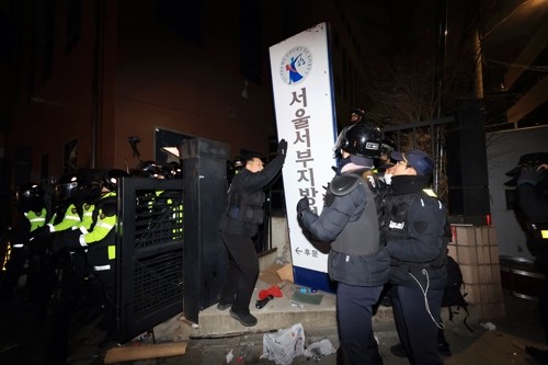 경찰, 서부지법 폭동 관련 불법행위 63명 구속…배후세력 추적·엄정 대응 예고