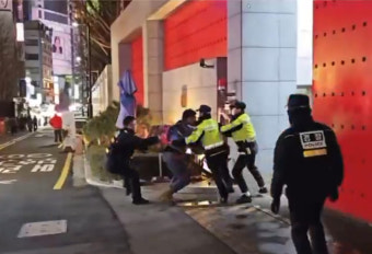 '캡틴아메리카' 복장 윤 대통령 지지자, 주한 중국대사관 난입 시도…현행범 체포