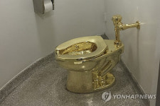 처칠 생가 황금 변기 도난 장면 공개…5분 만에 뜯어가