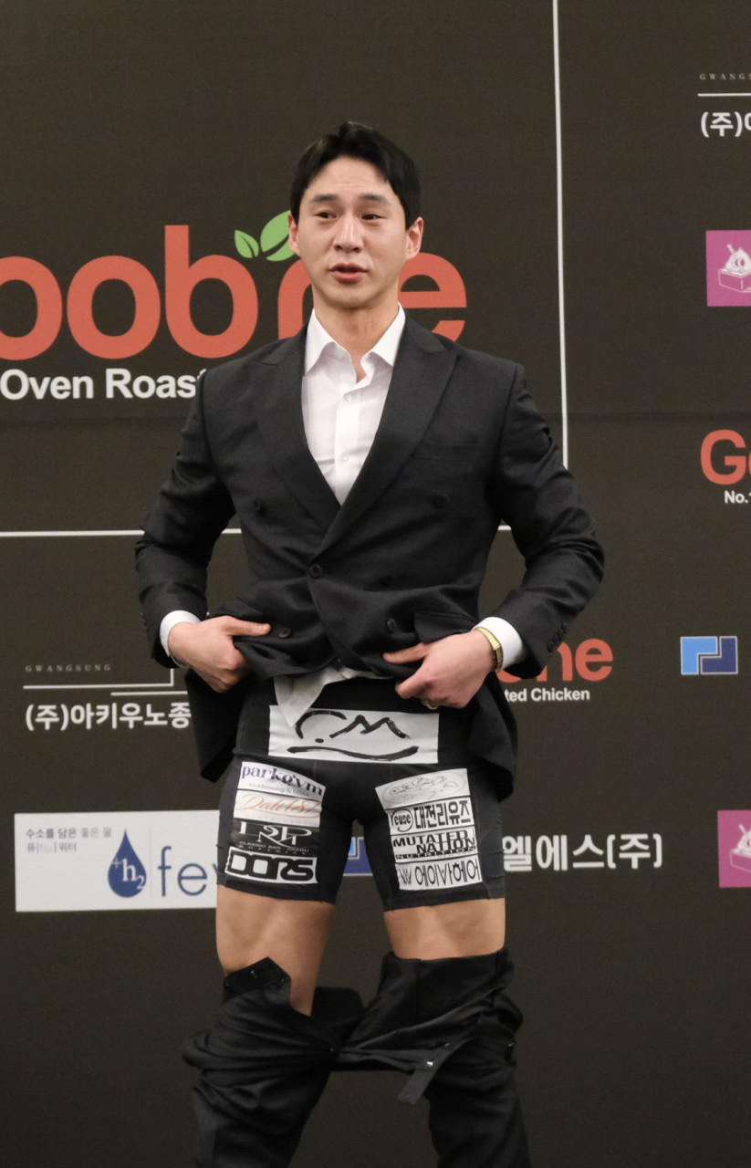 윤형빈, 유튜버 밴쯔와 격투 종결 TKO 승리