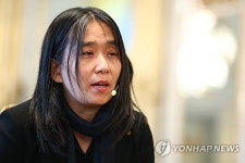 한강 파면은 보편적 가치 지키는 일…작가 414명 한줄 성명