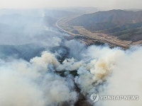 의성 대형 산불에 고운사 승려들 대피…안사면사무소 소실