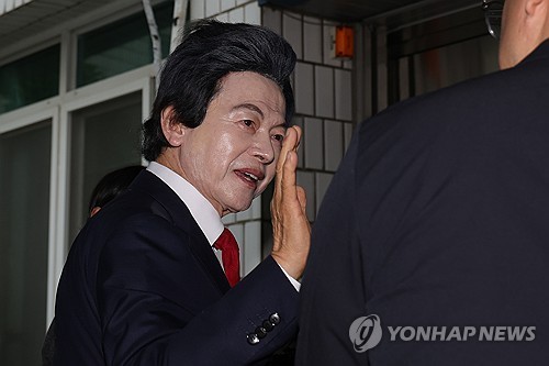 허경영 국가혁명당 명예대표, 성추행과 사기 혐의로 구속 상태에서 재판에 넘겨져(100자)