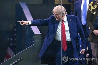 트럼프, 79번째 생일에 '대규모 열병식'…관람석서 생일축하 노래
