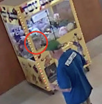 인형 잡으려다 내가 잡혔네…뽑기 기계 안에 갇힌 꼬마