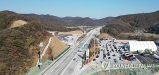 함양~울산 고속도로서 1t 트럭이 방호벽 들이받아…2명 사망·2명 중상