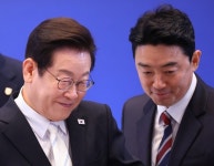 강훈식, '구금 한국인' 귀국길 직접 영접…순직 해양경찰 조문도
