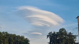 제주 하늘에 거대한 UFO?…노을빛 렌즈구름