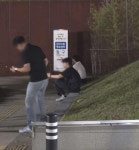 능 꼭대기 올라가 사진 찍고 담배 피우고…신라 고분 훼손 논란