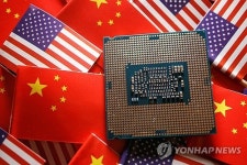 미국 중국 반도체 추가관세 18개월간 보류