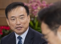 이 대통령, 김종철 방미통위 위원장 임명장 수여