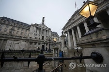 영국, 기준금리 동결…