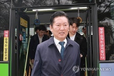 정청래, 차량 5부제 동참…지하철·버스로 국회 출근