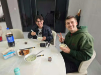 사람 많네, 맛집인가…중국 장례식장을 식당으로 오해한 미 여행객들