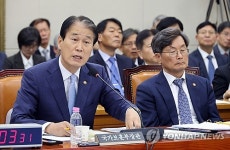 권오을, 국감 중 어지럼증 호소…오후엔 불참하고 보훈병원 진료