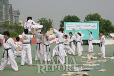 [포토] 경희대학교 태권도 시범단의 격파시범