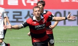 득점에 PK유도까지...일류체코 일류급 활약에 포항, 2-0으로 부산 제압