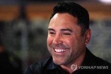 세기의 복싱매치 속편 벌어지나...골든보이 델라 호야 메이웨더와 리매치하고 싶다