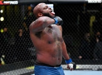 루이스의 역전 어퍼컷 KO승으로 꿀렁거리는 UFC헤비급