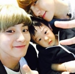 [Selfie ★] 대세돌의 만남…찬열·백현, 서언이와 다정샷