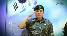 광복절에 태극기를…신동·성민, 각잡힌 경례