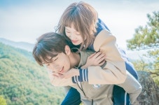 이 커플, 청량하다…이성경, 남주혁과 풋풋 어부바
