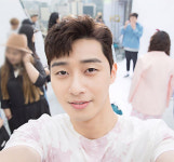 [Selfie ★] 설렘가득, 눈맞춤…박서준, 잘생쁨 교과서