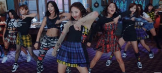 트와이스, 신곡 M/V 티저…하나만 선택해, YES