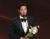 지현우, KBS 연기대상 수상…데뷔 18년 만에 첫 대상