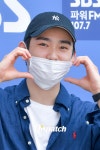 [현장포토] “오늘, 포즈 자판기”…박진영, 유쾌한 출근길