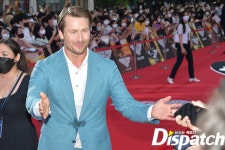 [현장포토] “팬 서비스, 진심이다”…글렌 포웰, 열정 레드카펫