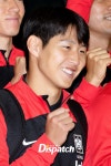 [현장포토] 안경은 취향저격…이강인, 깜찍 뽀시래기